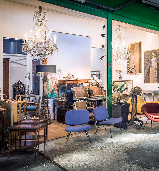 Crystal chandelier and design furniture at L'Usine Cubain